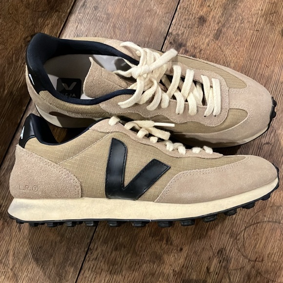 Veja Sneakers - Picture 5 of 5